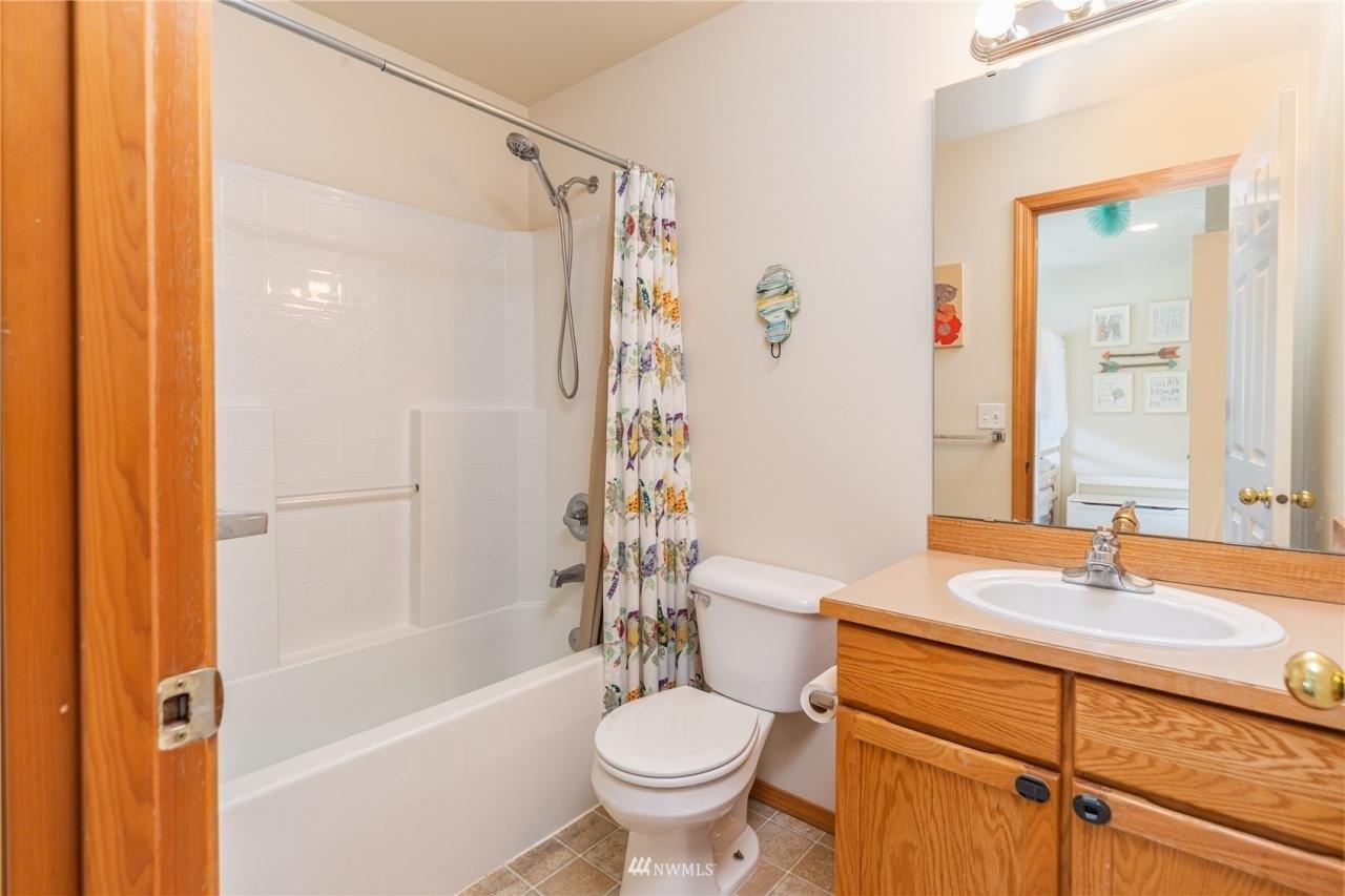 Freeport Ln Ne, Bremerton, WA 98311