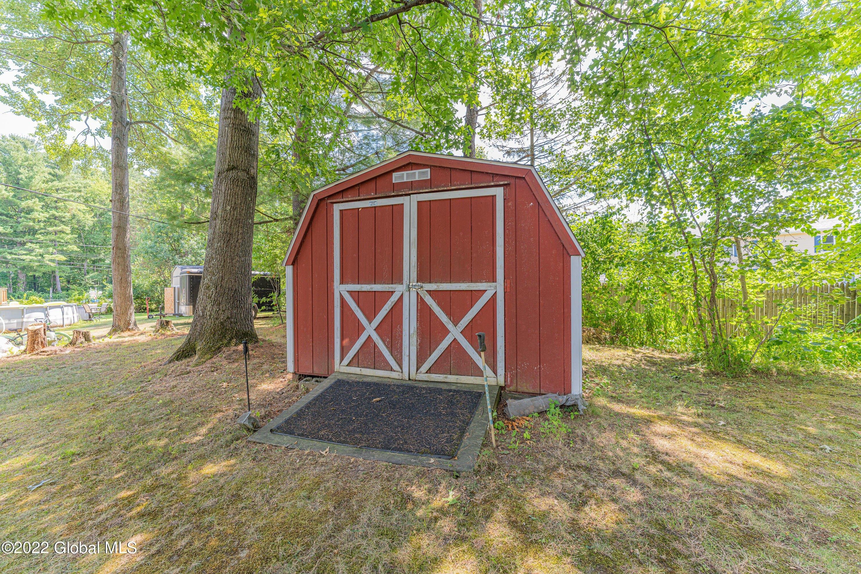 Birchwood Dr, Schenectady, NY 12303