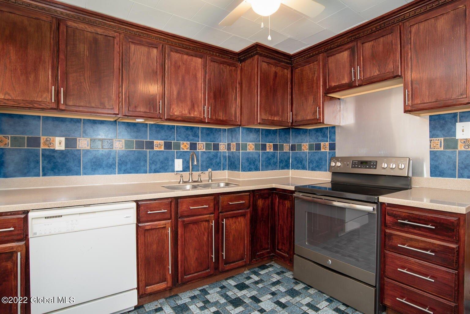 Jase Ct, Albany, NY 12208