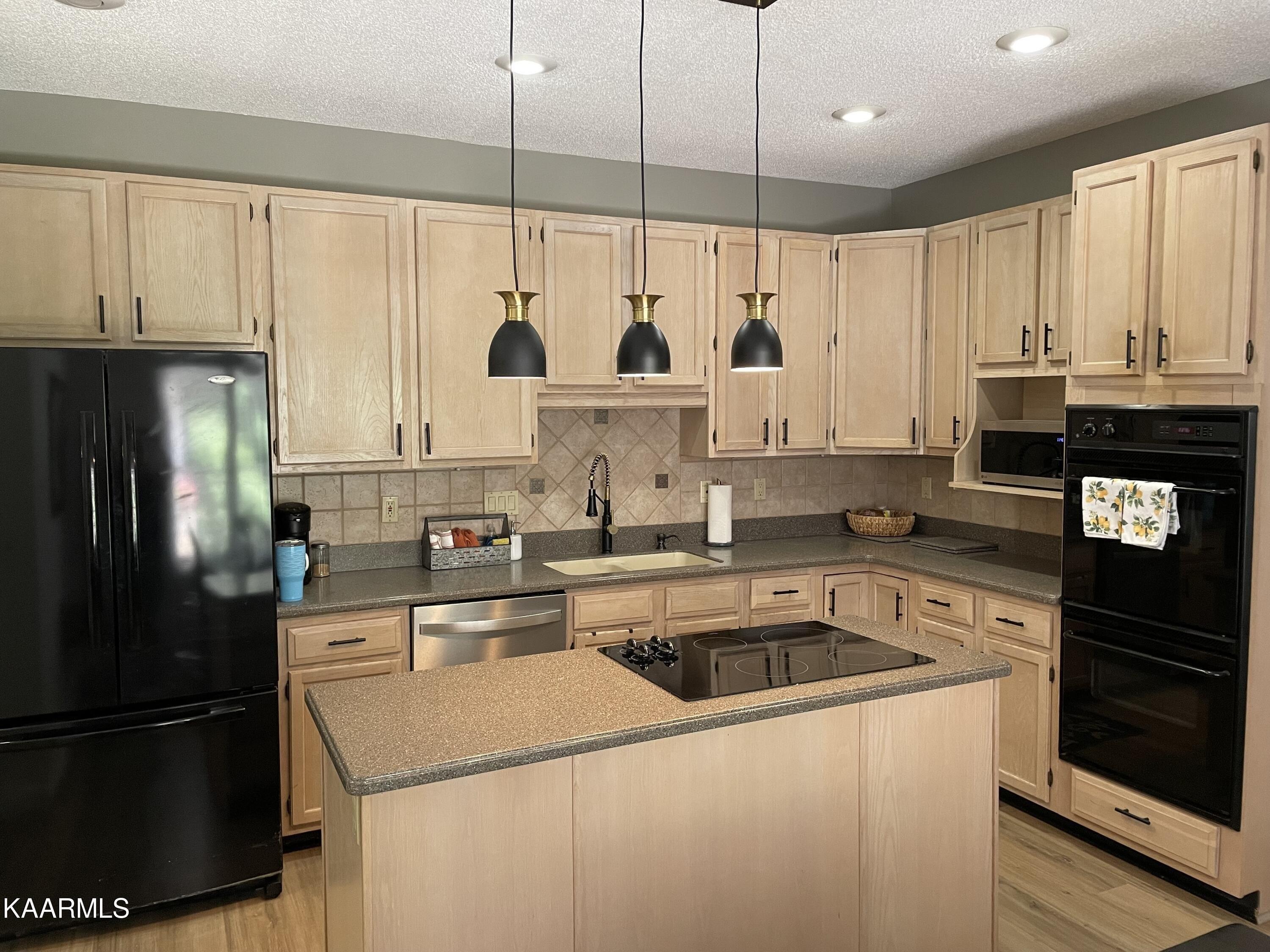 Lisa Ln, Crossville, TN 38558