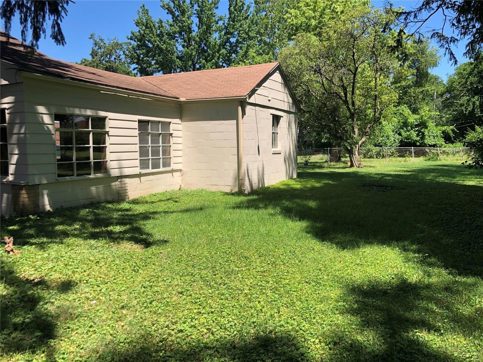 Saint Thomas Ct, Florissant, MO 63031