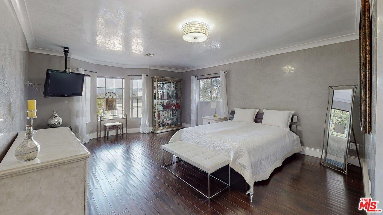 Dona Teresa Dr, Studio City, CA 91604