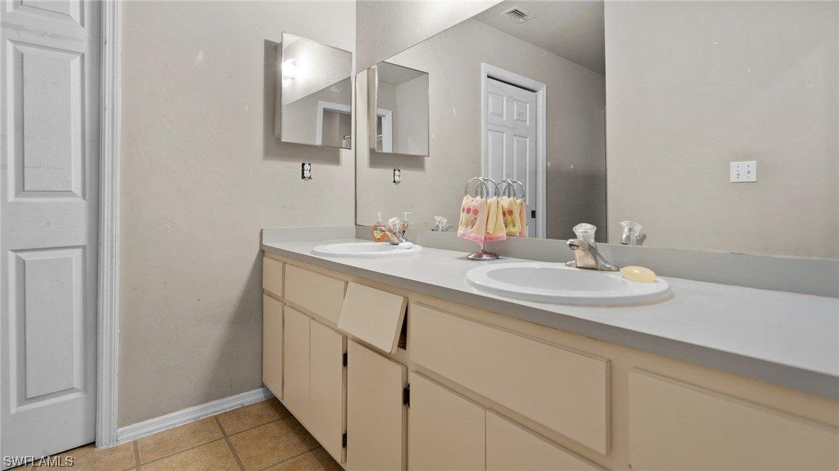 Ne 12th Pl, Cape Coral, FL 33909