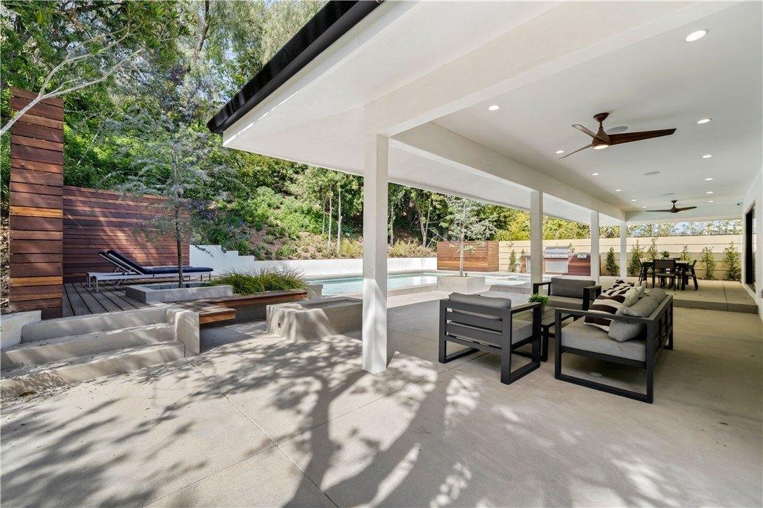 Clear Oak Dr, Encino, CA 91436