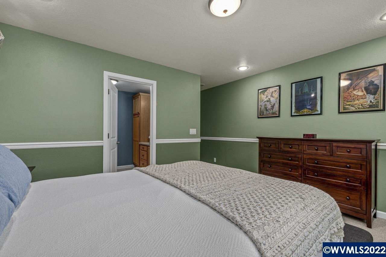Oak St, Woodburn, OR 97071