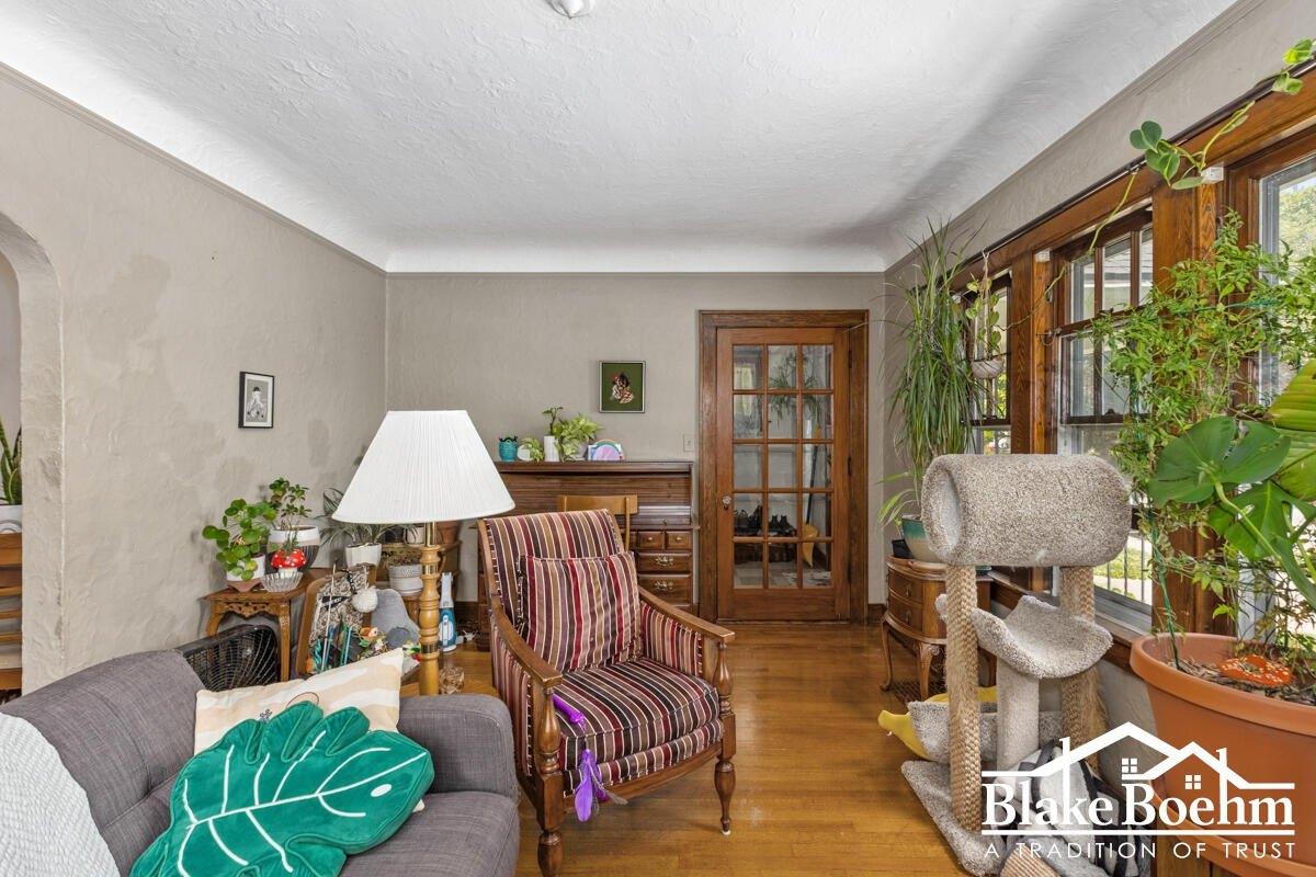 Van Buren Ave Nw, Grand Rapids, MI 49504