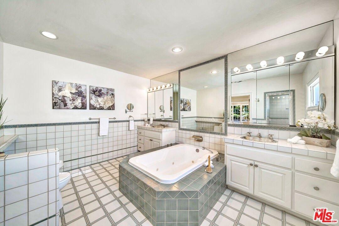 S Mccarty Dr, Beverly Hills, CA 90212