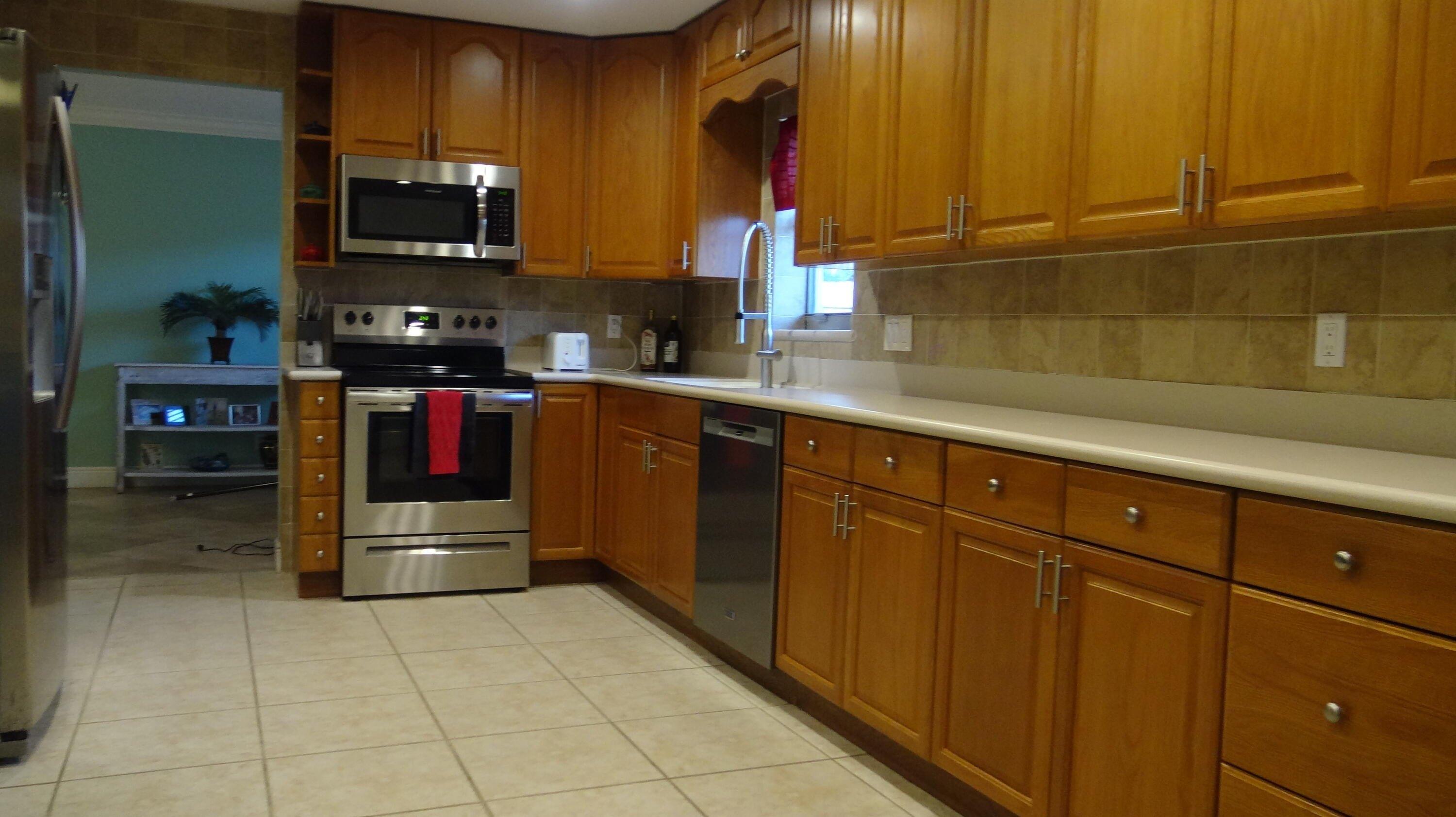 Elm Ave, Palm Beach Gardens, FL 33410
