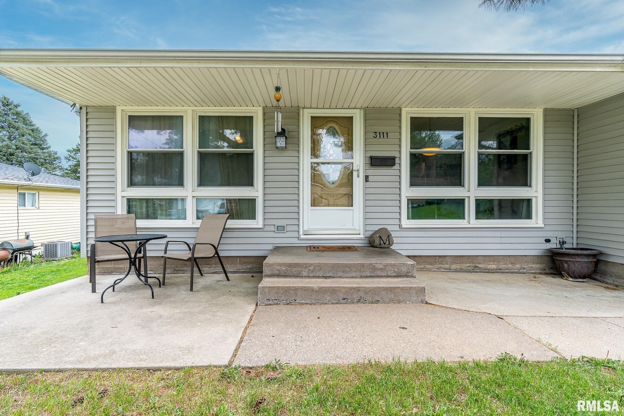 W 3rd St, Davenport, IA 52804