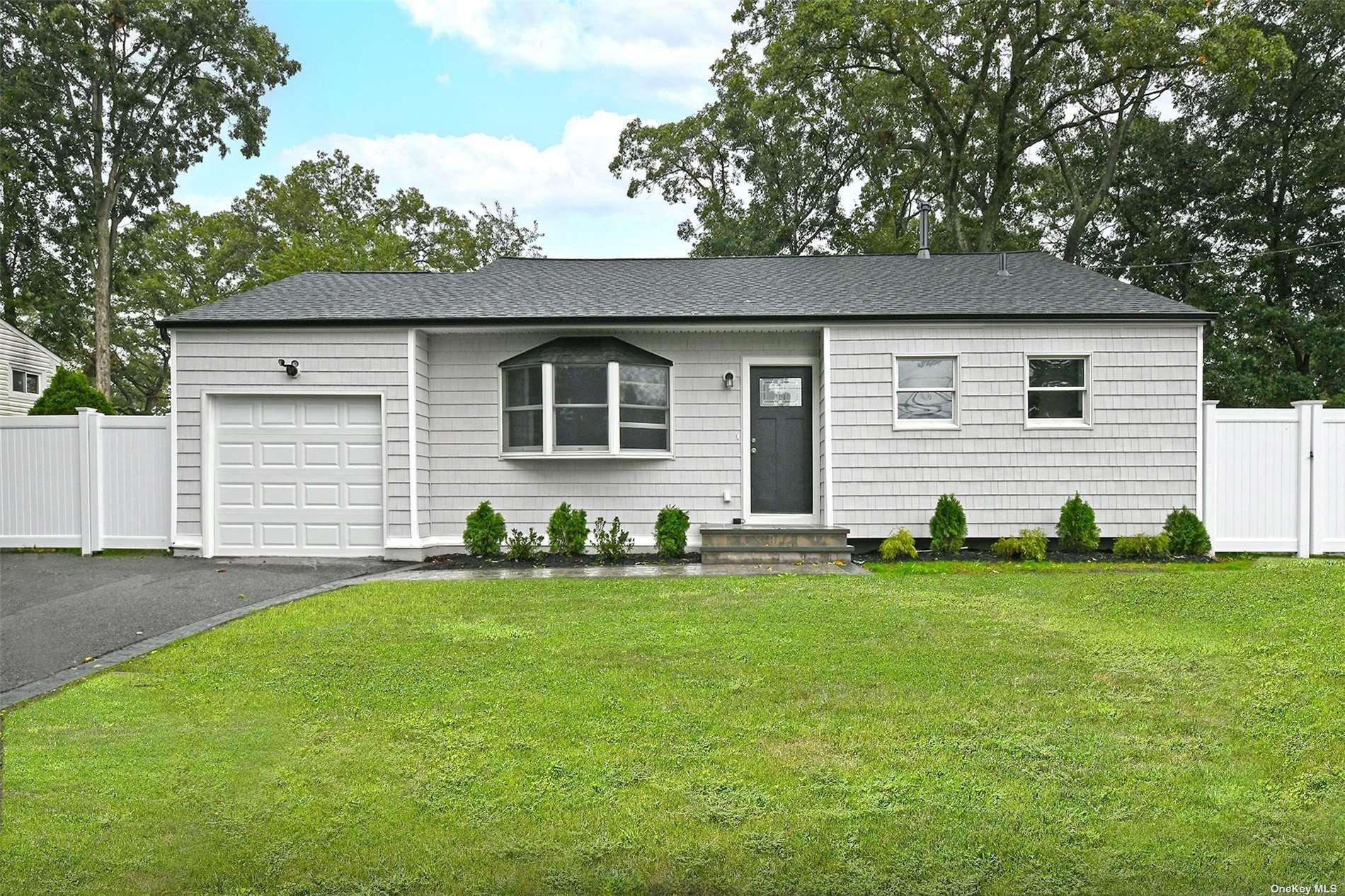 Foxwood Dr E, Huntington Station, NY 11746
