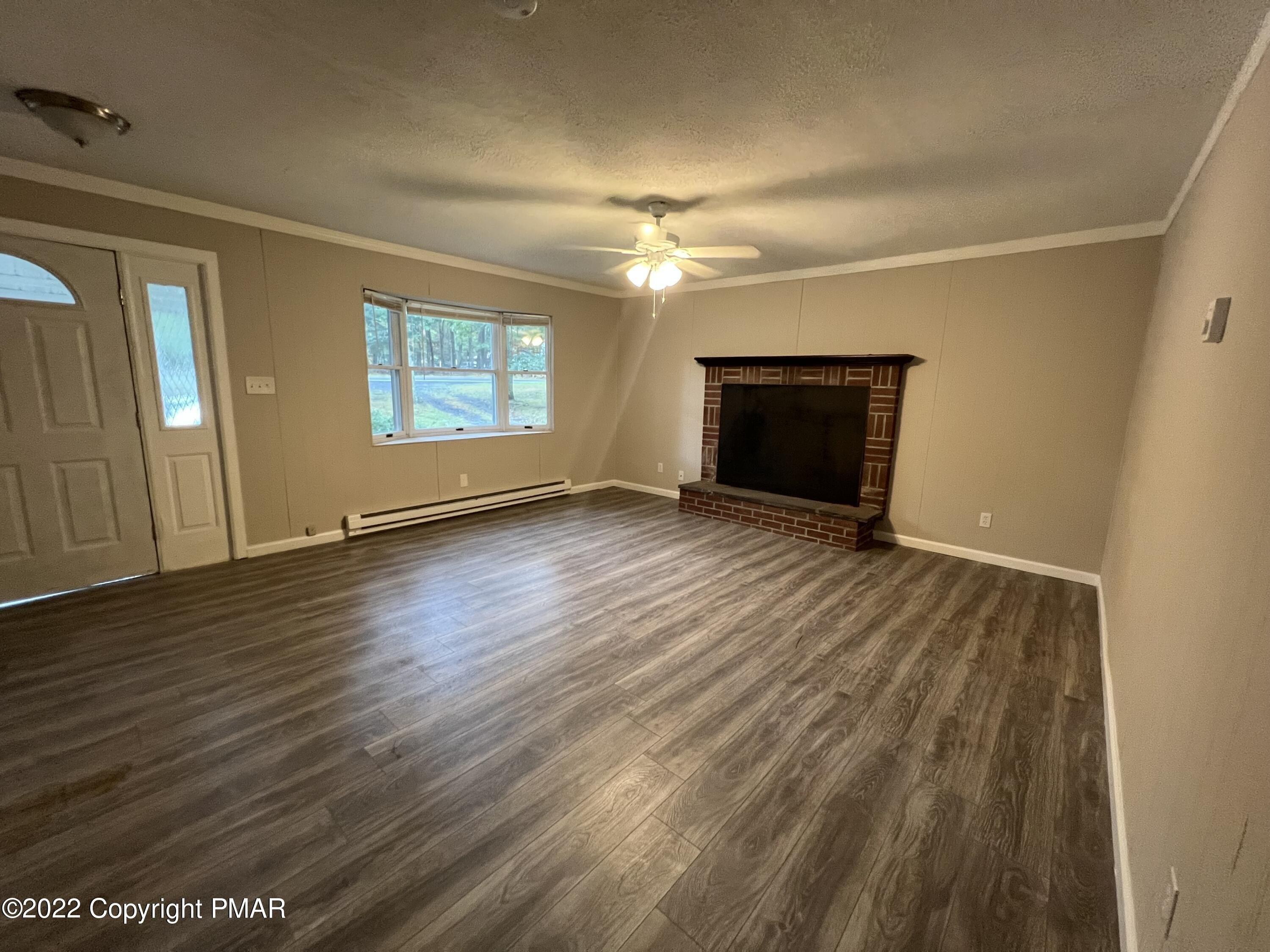 Lloyds Ln, Stroudsburg, PA 18360