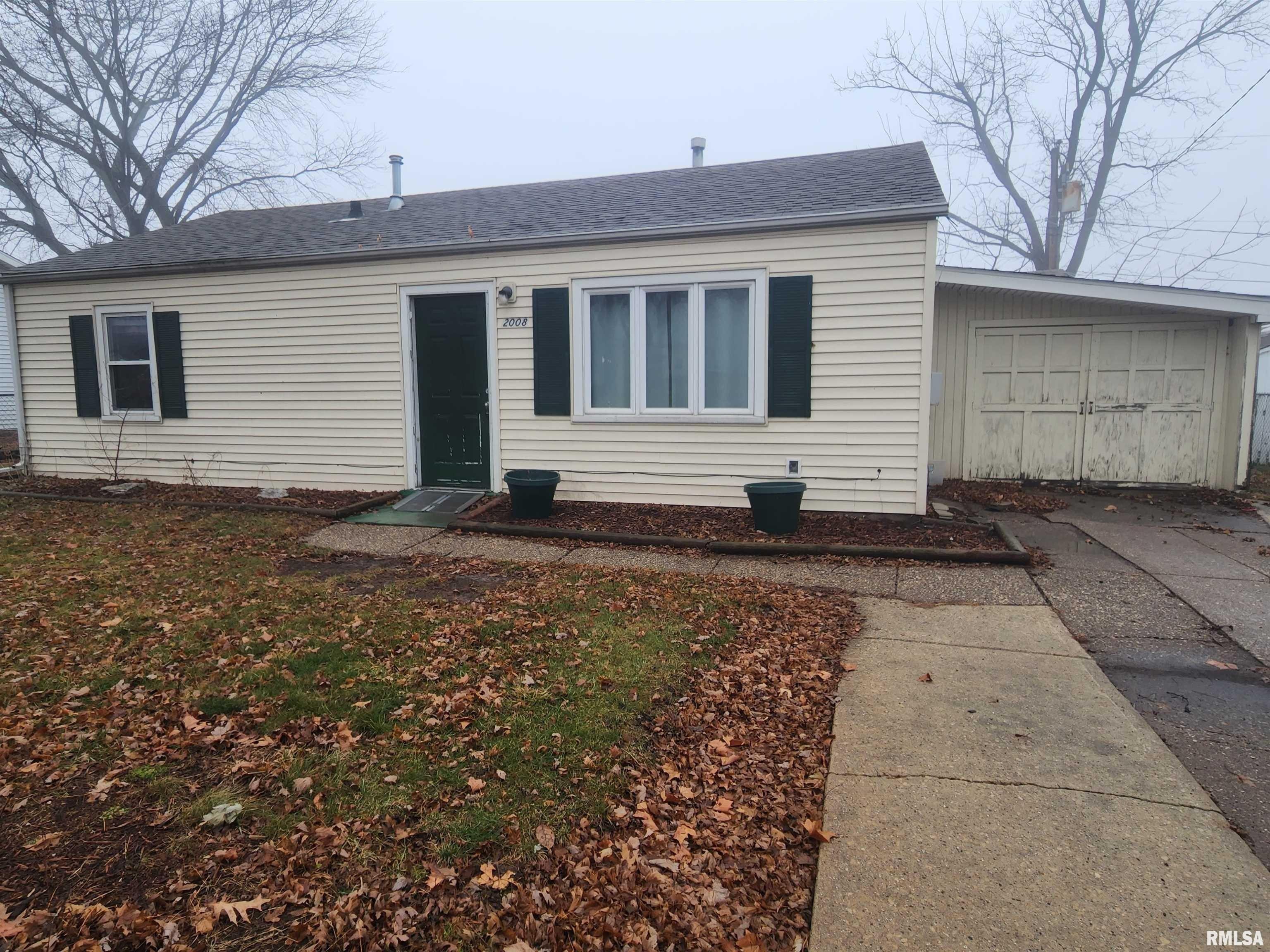 W 75th Pl, Davenport, IA 52806