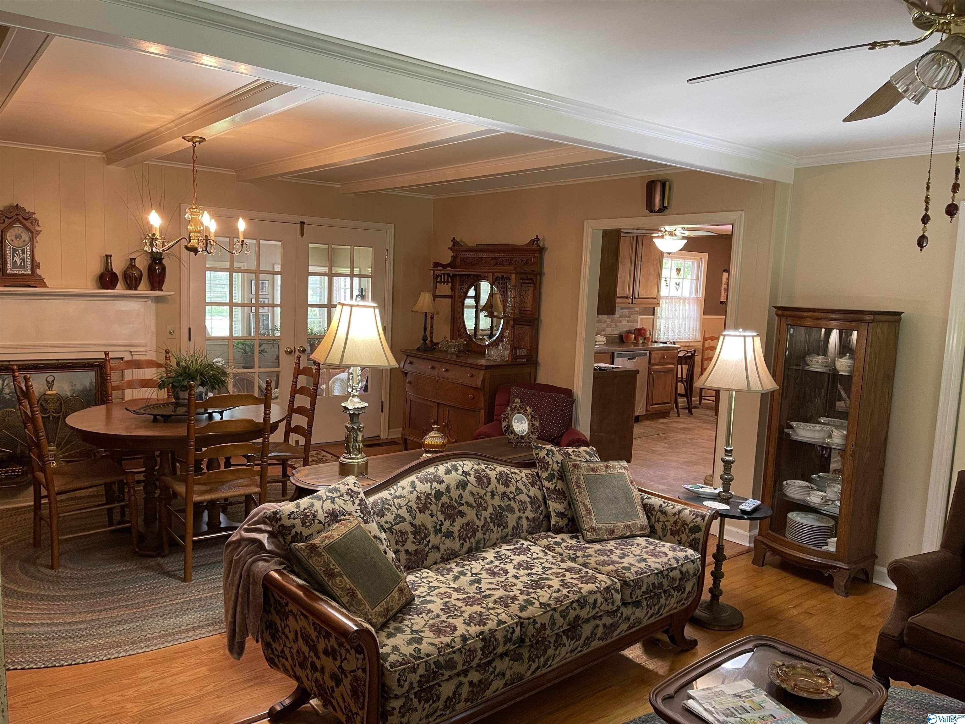 Peach Ave, Albertville, AL 35950
