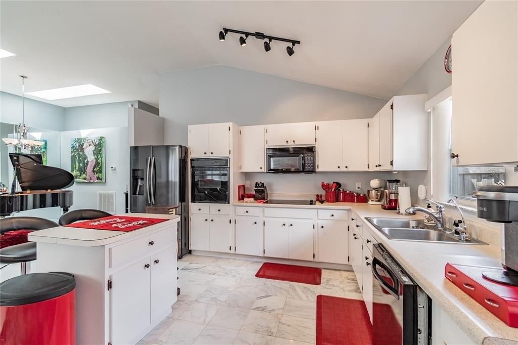 Mirror Lake Ave, Tampa, FL 33634