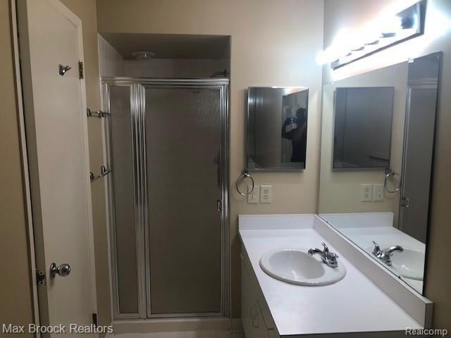 Pine Ridge Cir, Farmington Hills, MI 48331
