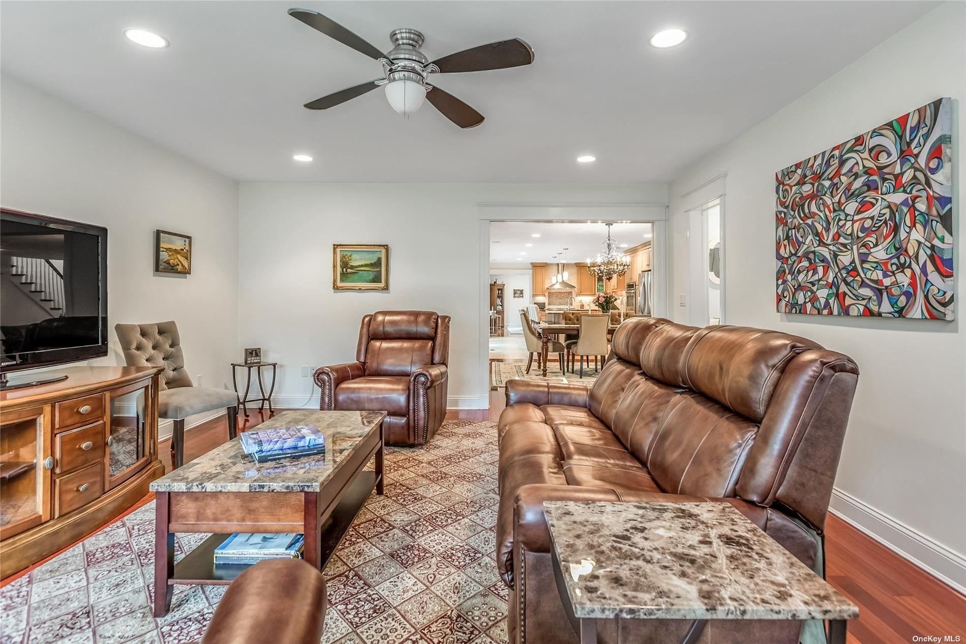 Mariners Ct, Centerport, NY 11721