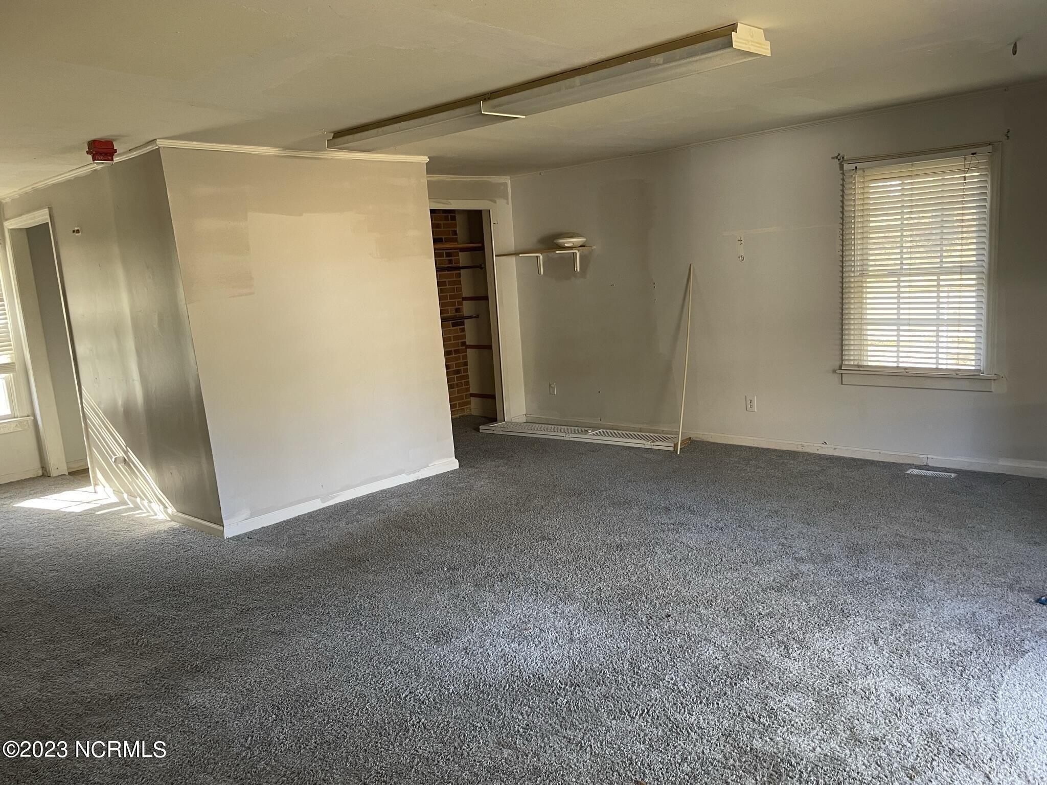 Thomas Ln, Henderson, NC 27536