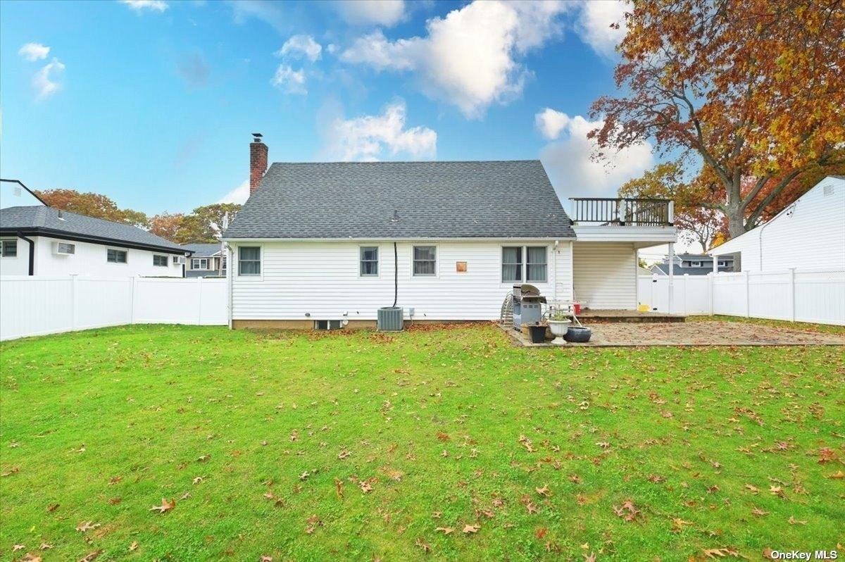 Willow St, Massapequa Park, NY 11762