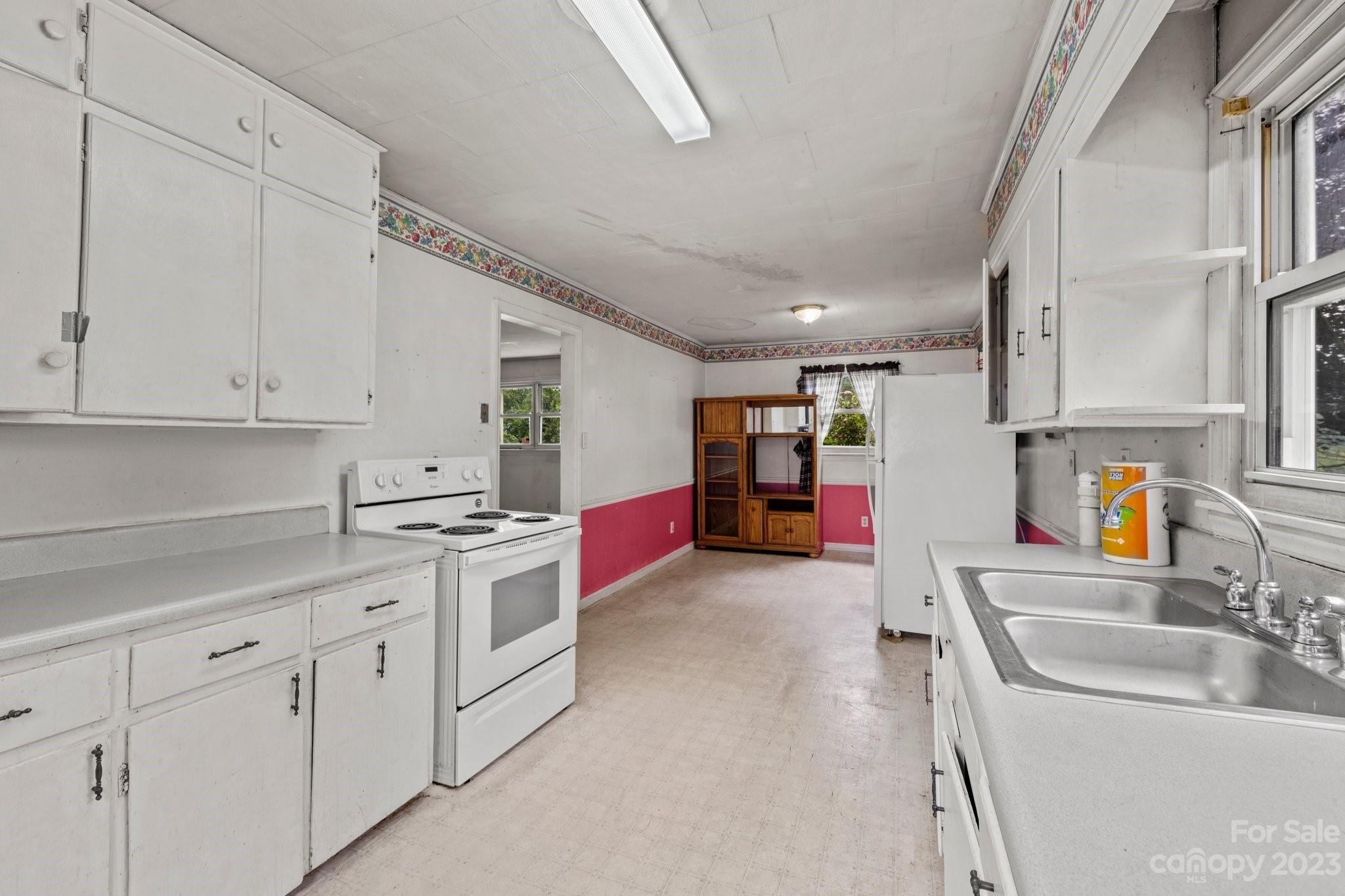 Center St, Candler, NC 28715