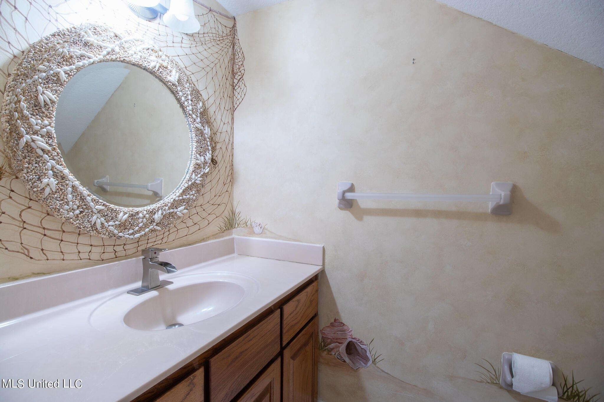 N Country Club Ln, Biloxi, MS 39532