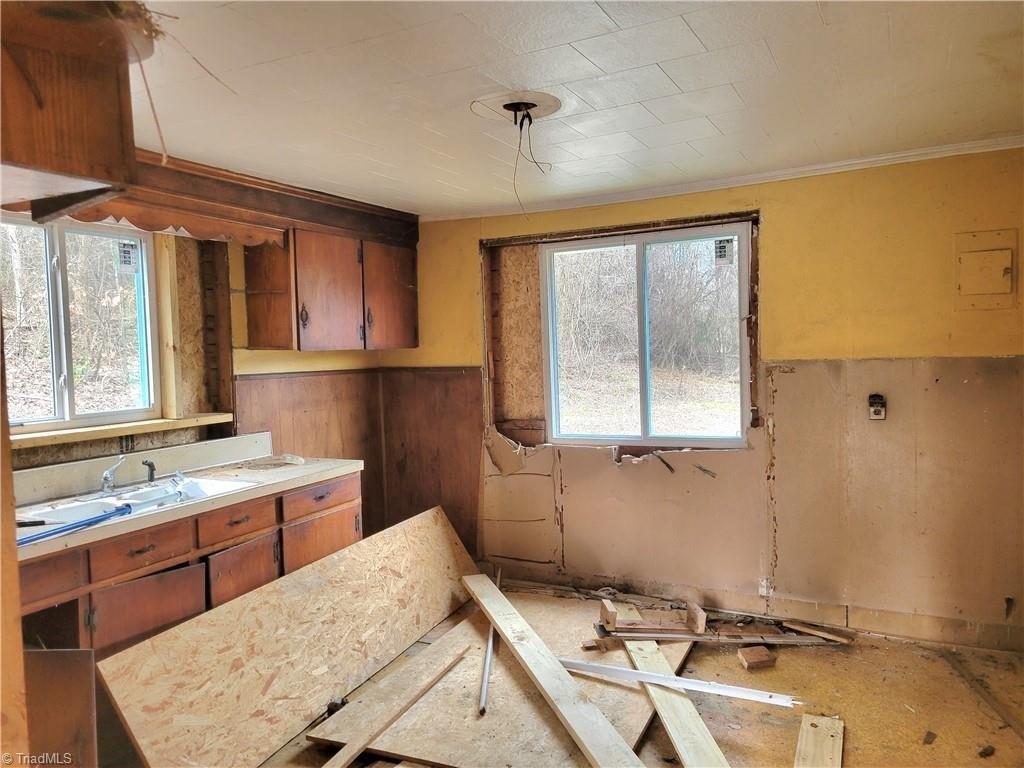 Lovers Ln, Mount Airy, NC 27030