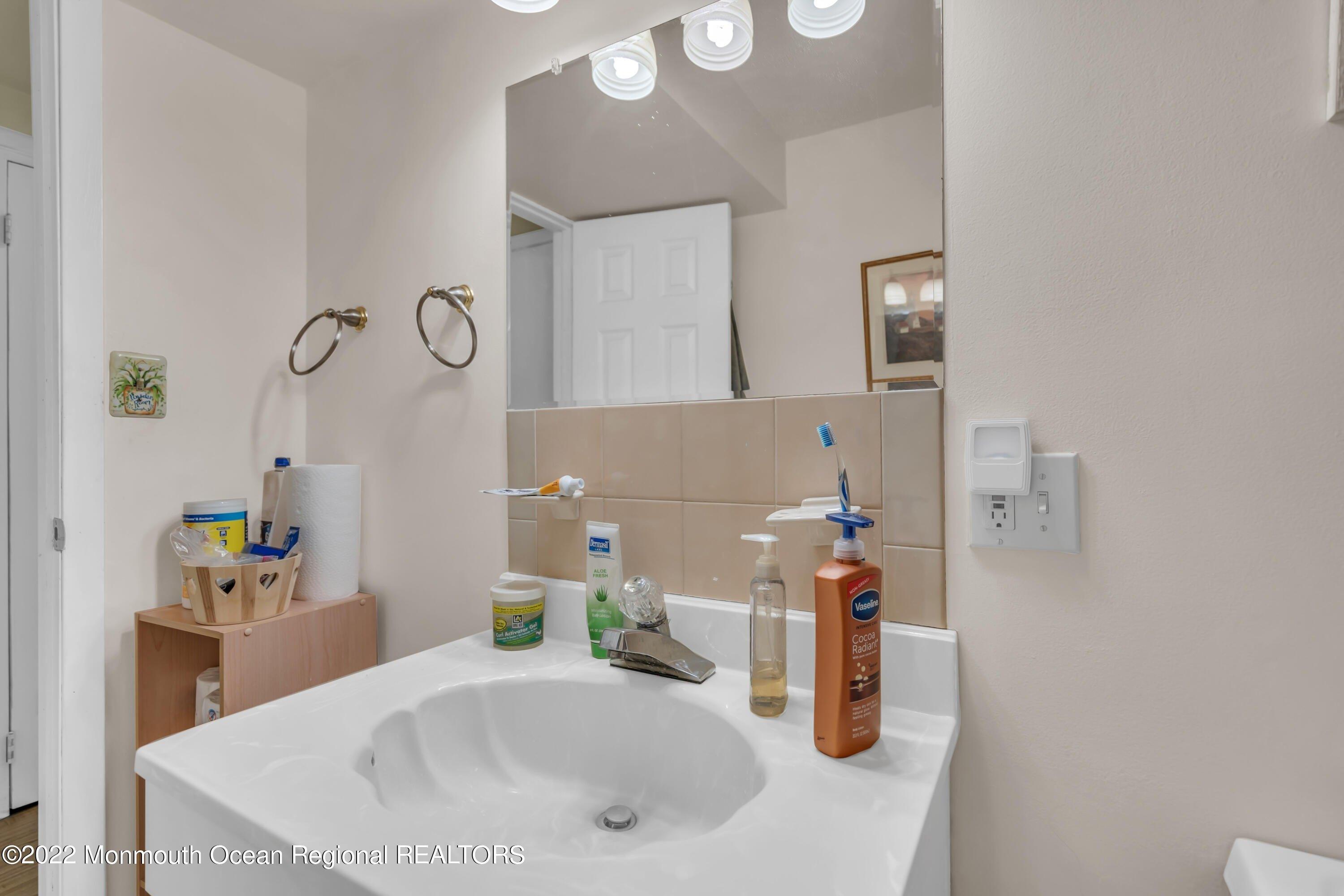 Warren Dr, Matawan, NJ 07747