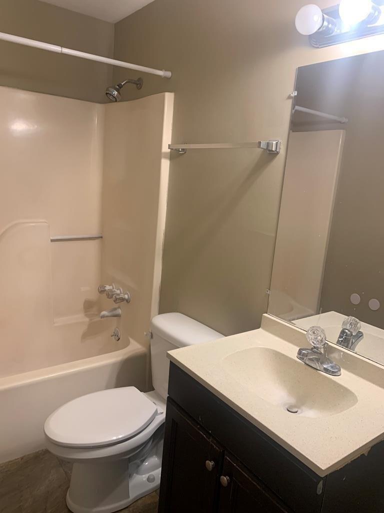 Hermitage Dr, Hopkinsville, KY 42240