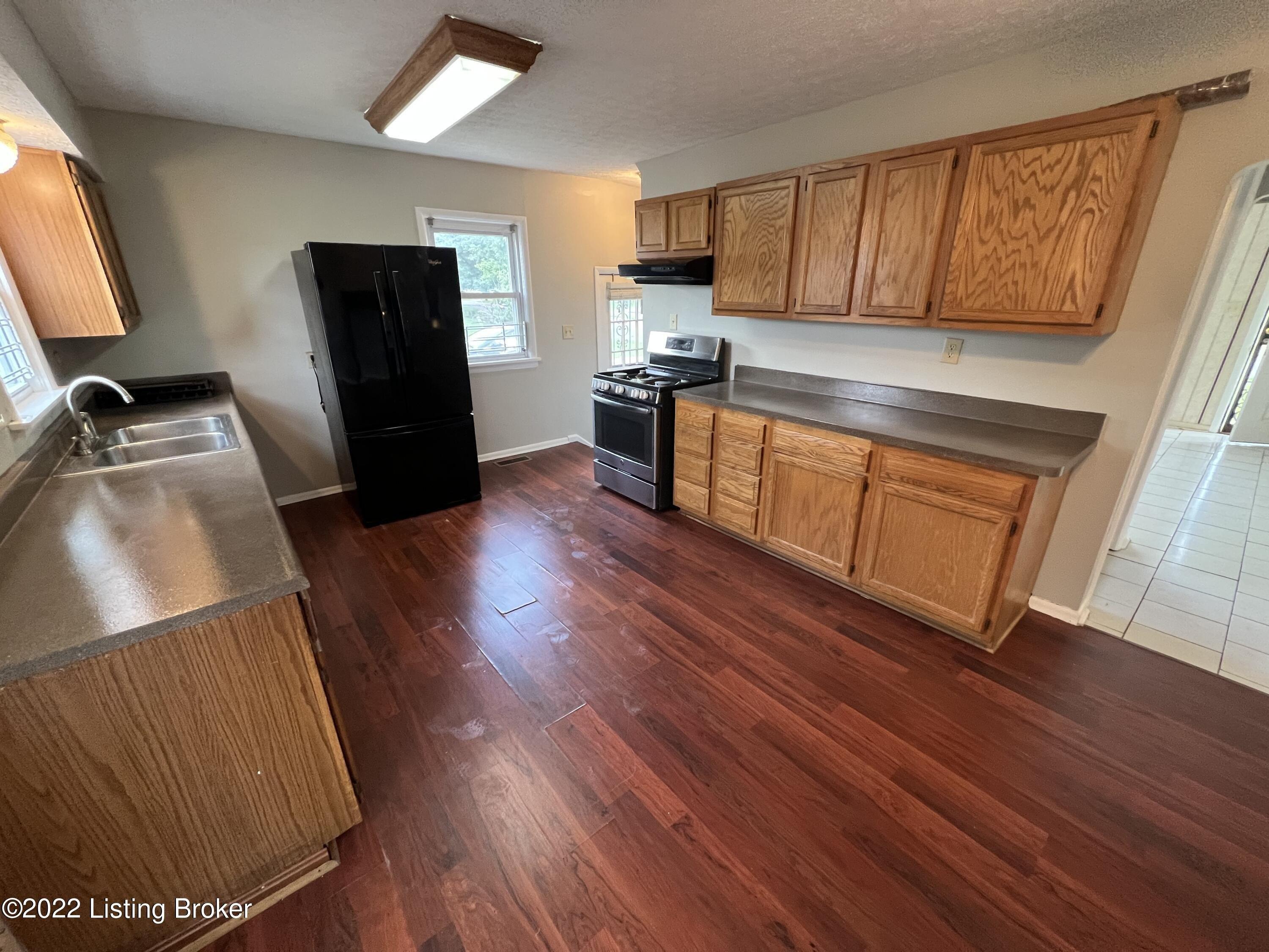 Nichols Meadow Cir, Louisville, KY 40215