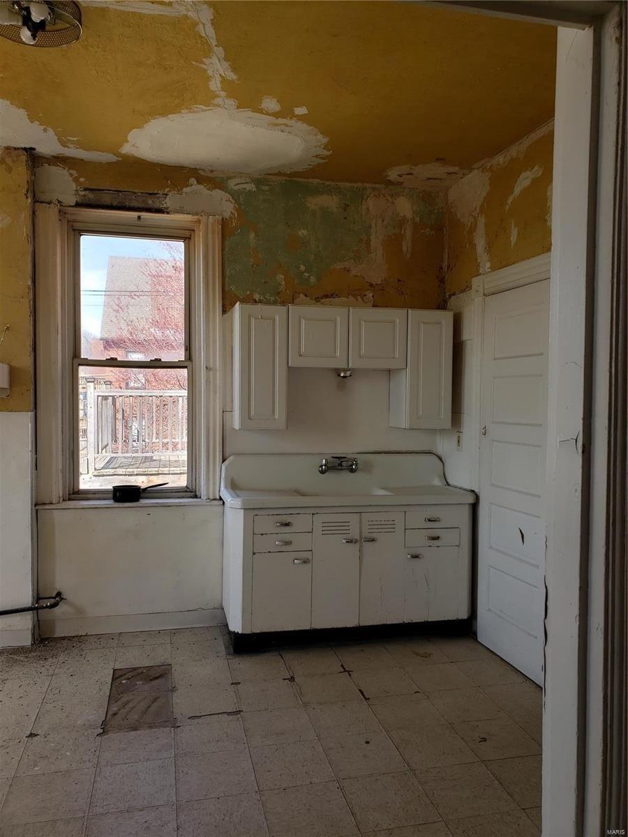 Mckean Ave, Saint Louis, MO 63118