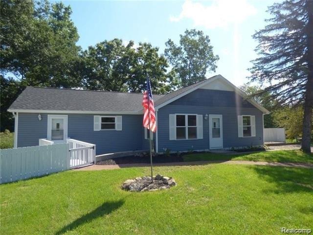 Whitewood Rd, Pinckney, MI 48169
