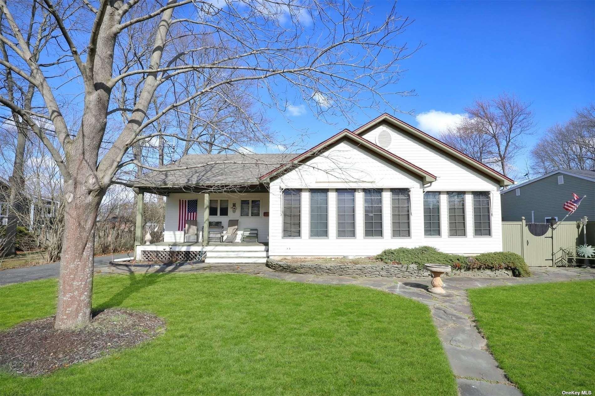 Sunrise Ave, Sayville, NY 11782