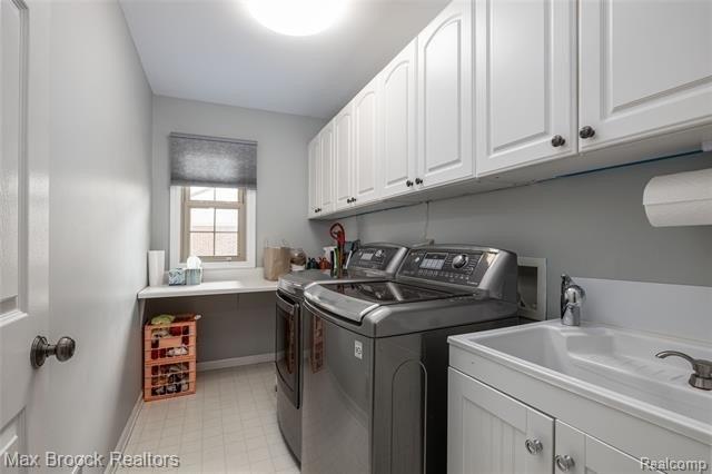 Glastonbury Dr, Livonia, MI 48152