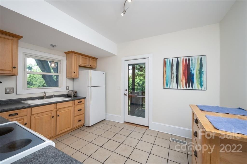 Green Oak Rd, Asheville, NC 28804