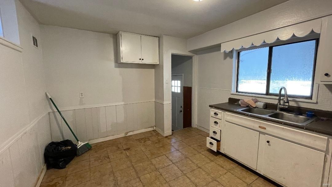 Earl Dr, Saint Louis, MO 63136