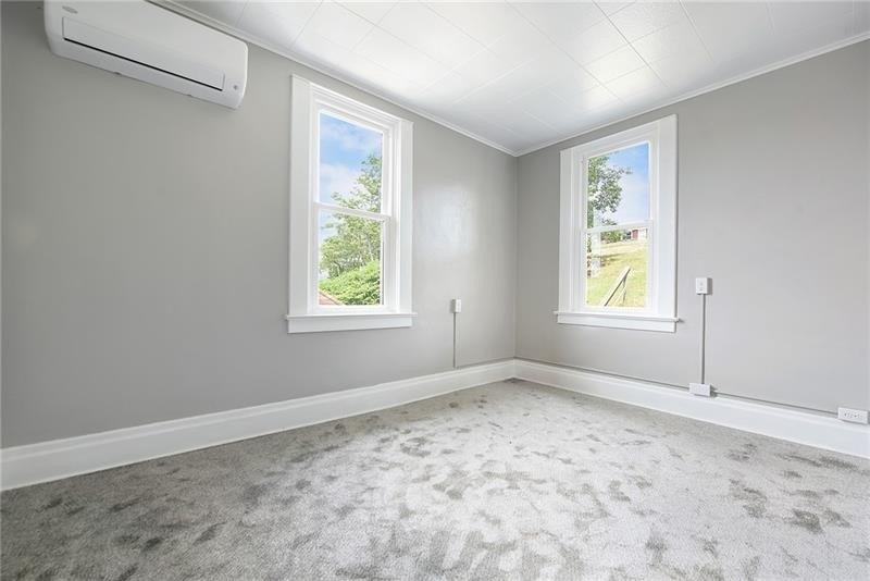 Ellsworth Ave, Jeannette, PA 15644