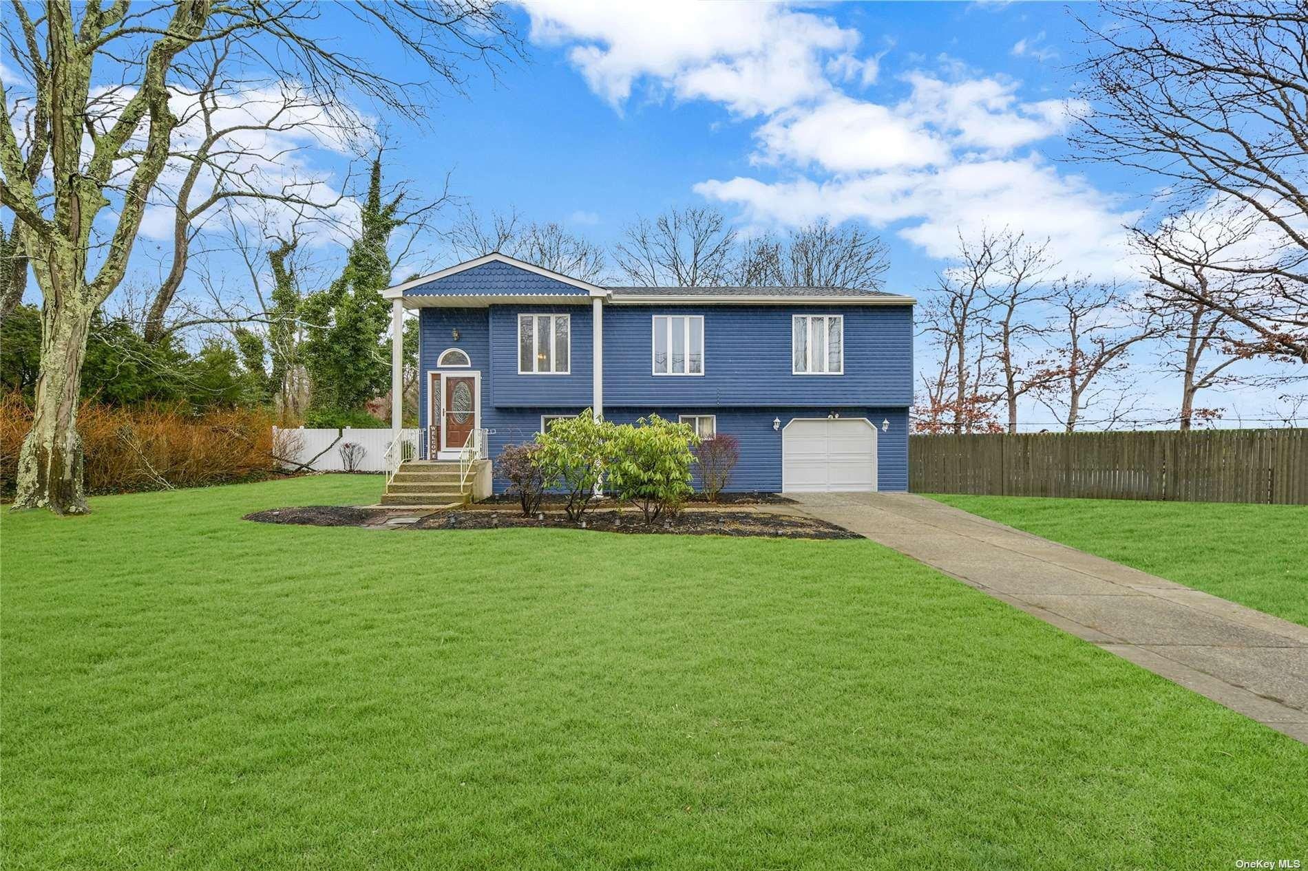 Babylon St, Islip Terrace, NY 11752