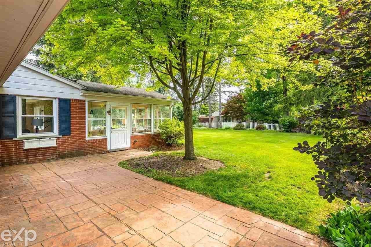 Sandstone Dr, Rochester Hills, MI 48309