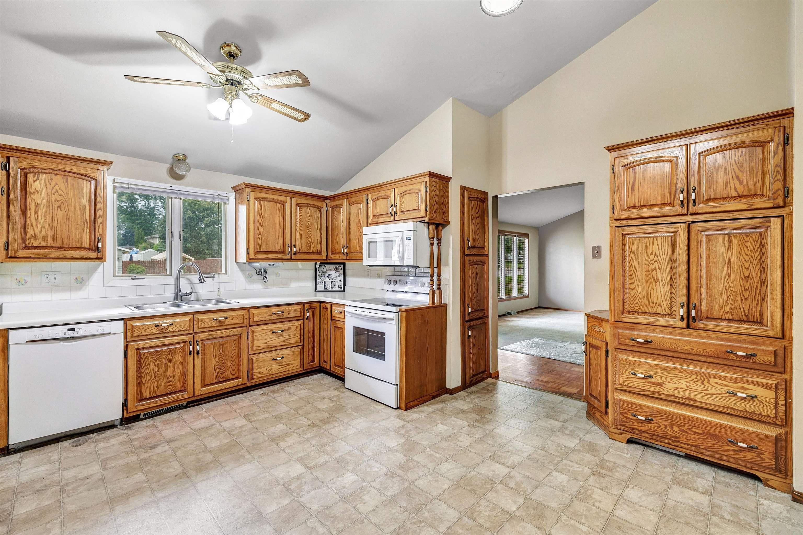 Menlo Park Rd, Green Bay, WI 54302