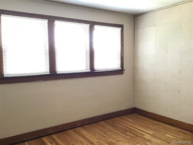 Mark Ave, Lincoln Park, MI 48146