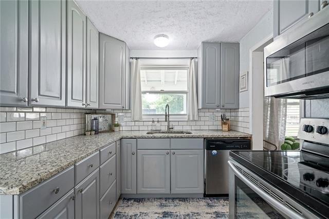W 77th Ter, Overland Park, KS 66204