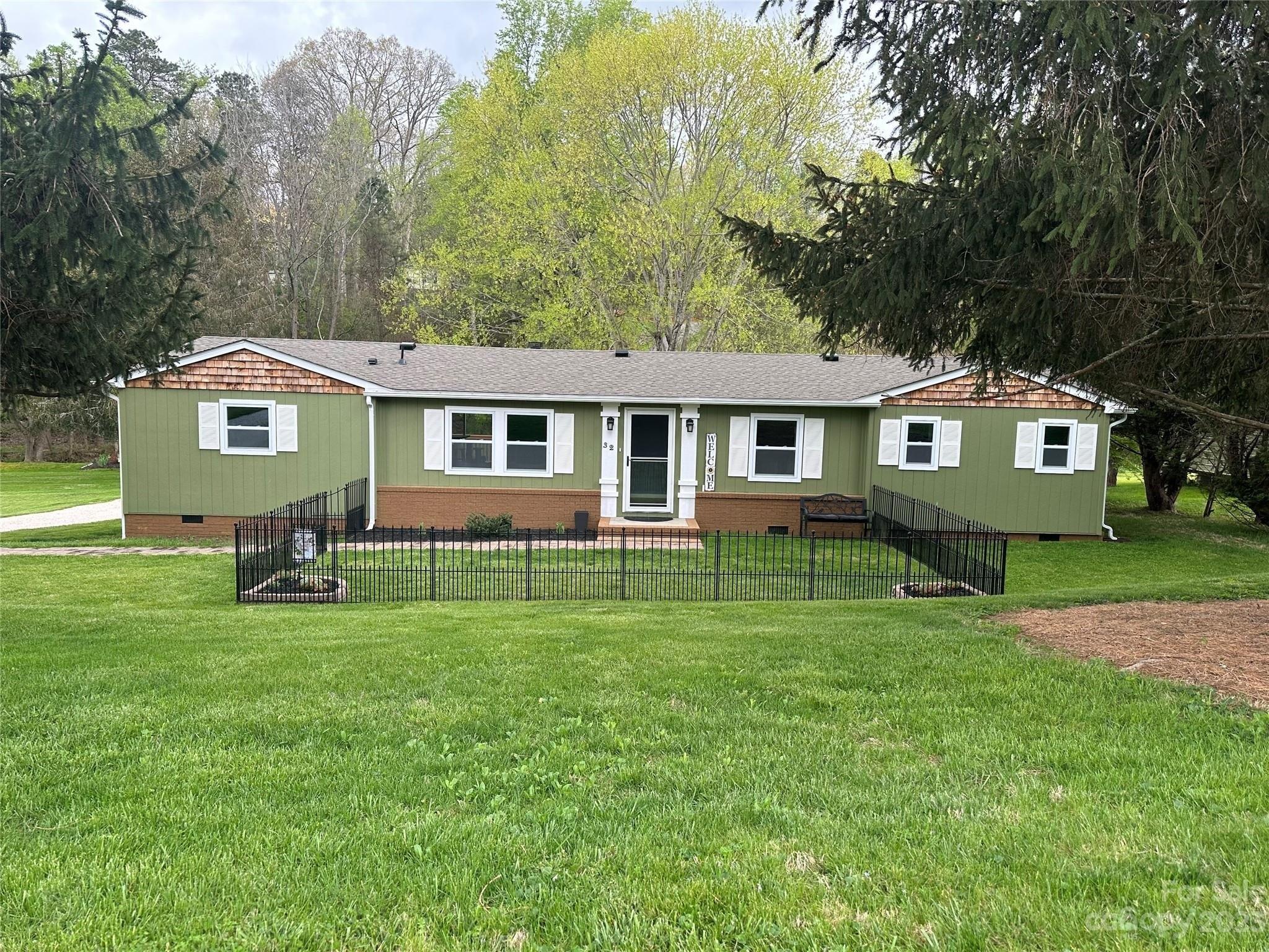 Reeves Rd, Leicester, NC 28748