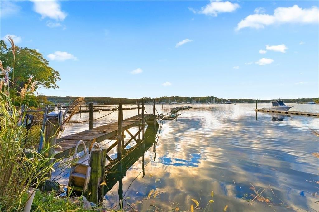 Grand View Dr, Warwick, RI 02886