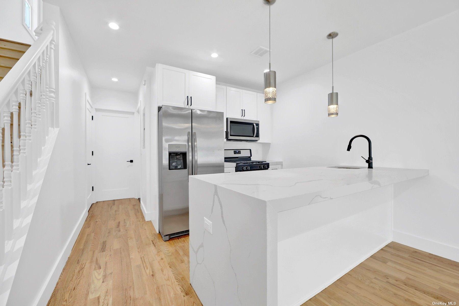 Vanderveer St, Queens Village, NY 11428
