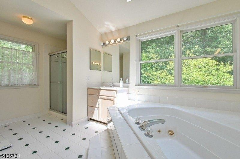 Stires Way, Pittstown, NJ 08867