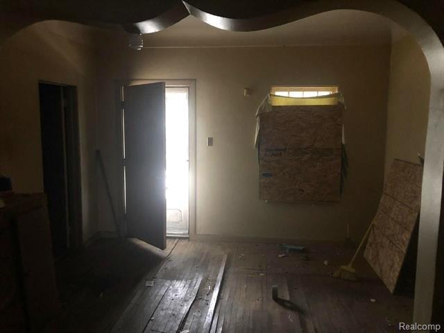 E Muir Ave, Hazel Park, MI 48030