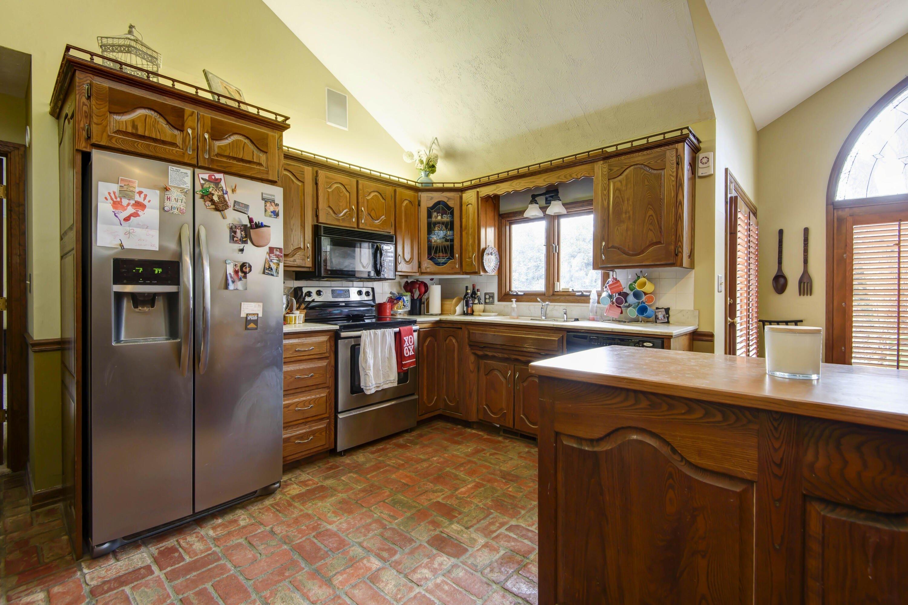 E Whitehall Dr, Springfield, MO 65809