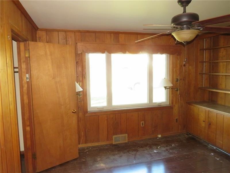 Mcclure Ln, White Oak, PA 15131