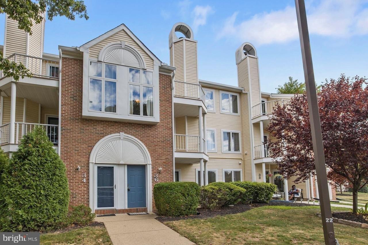 Lauren Ct, Levittown, PA 19057