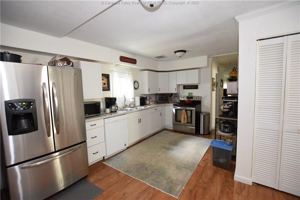 Lancaster Ave, Charleston, WV 25304