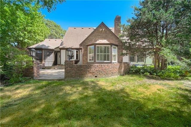 Wenonga Rd, Leawood, KS 66206